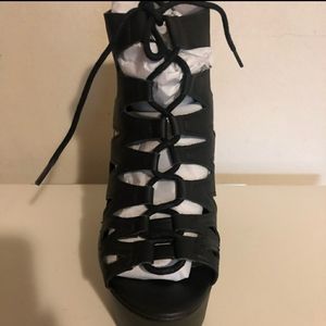 Black crisscross platform shoe